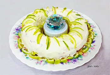 カットしたレモンを白いクリームを塗られたケーキに白鳥の飾り付け